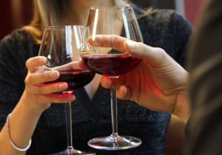 Doctors told about the beneficial properties of a small amount of alcohol