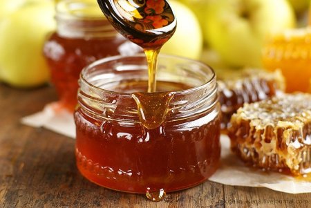 Top 8 reasons to drink honey water