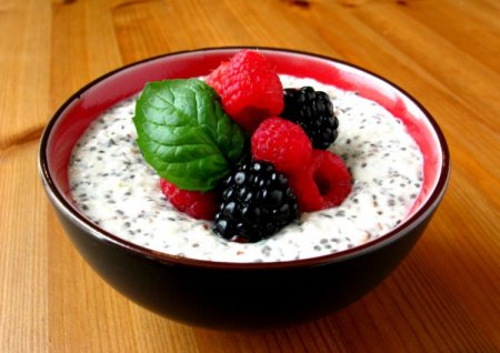 Best Breakfast for a flat belly: oatmeal and chia seeds