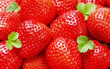 13 reasons to start eating strawberries now