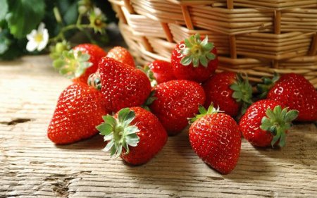 13 reasons to start eating strawberries now