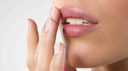 ESSENTIAL OILS -  FOR HEALTHY LIPS