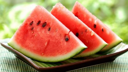 Season watermelons: useful properties and the danger of summer berries