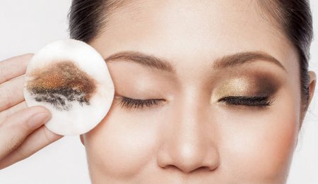 How To Use Almond Oil To Remove Makeup?